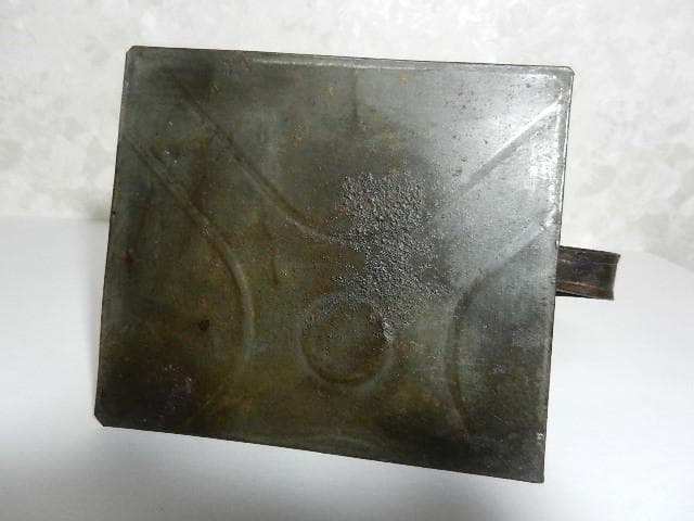 珍しい持ち手付き台形立方台座のアンティークオイルランプ