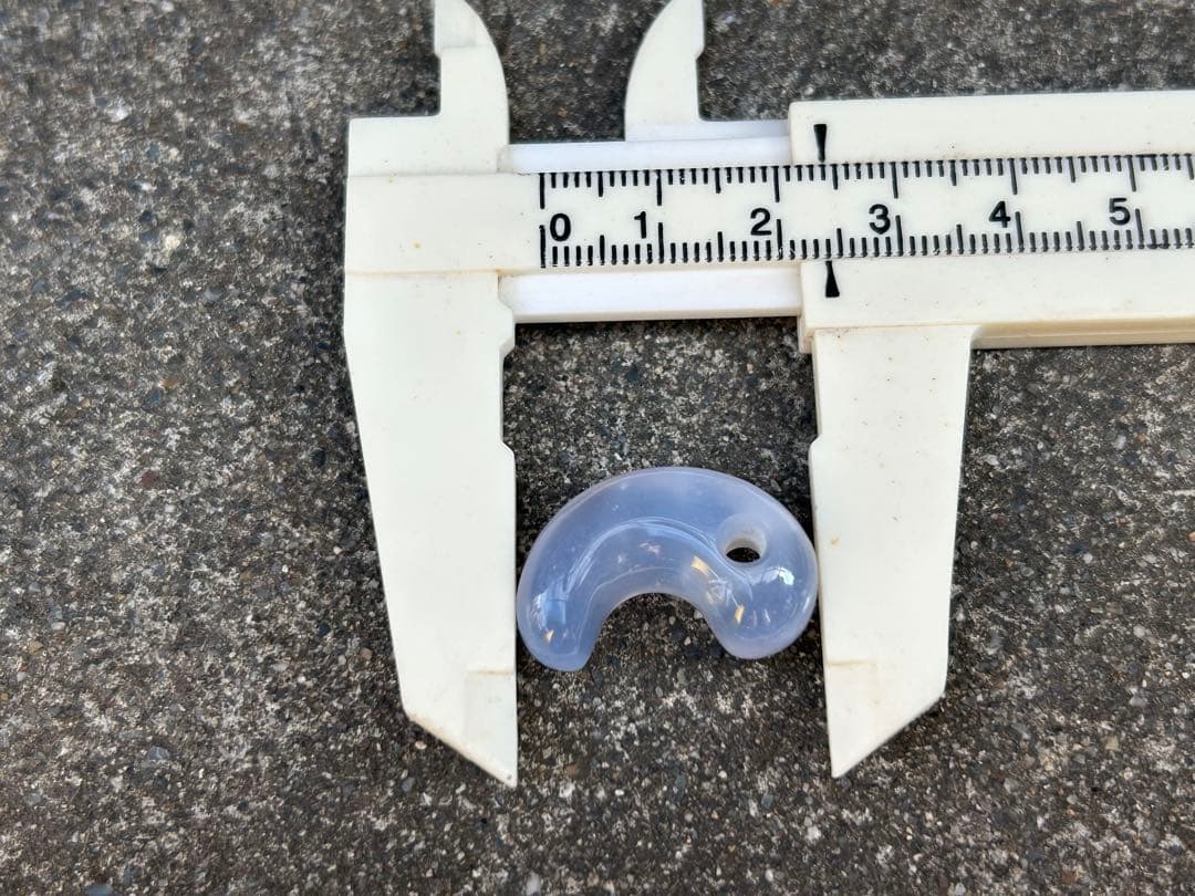 青森産　青メノウ勾玉　錦石