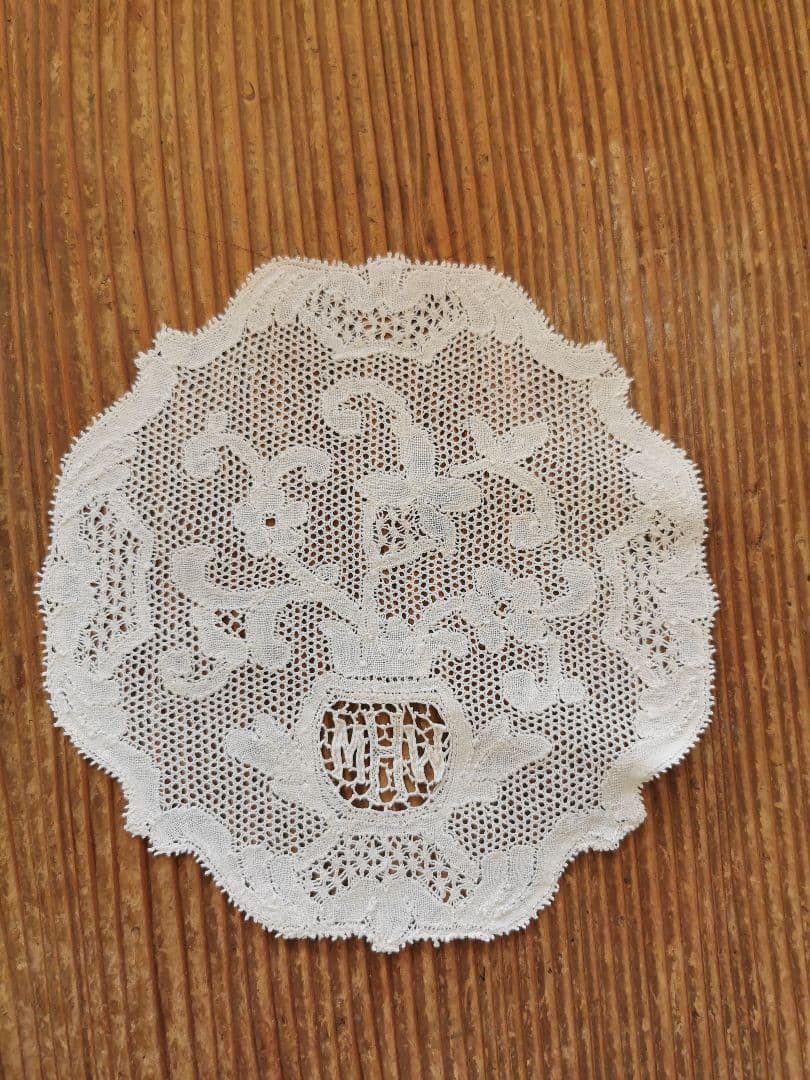 アンティークフランス ポワンドパリ 草花紋イニシャル刺繍メッシュレースドイリー