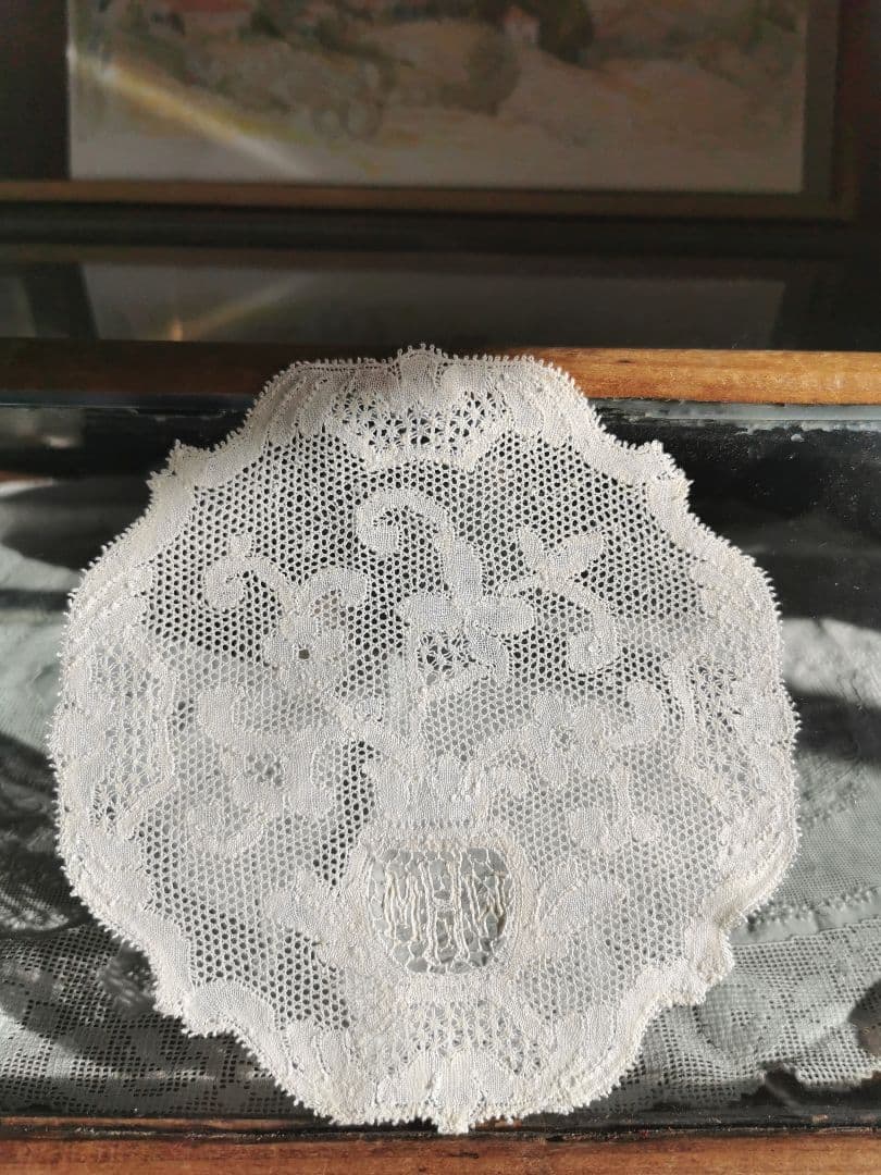 アンティークフランス ポワンドパリ 草花紋イニシャル刺繍メッシュレースドイリー