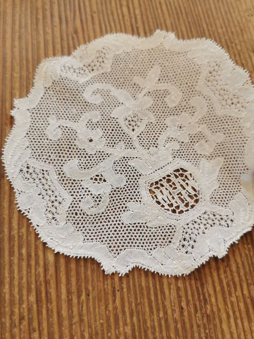 アンティークフランス ポワンドパリ 草花紋イニシャル刺繍メッシュレースドイリー