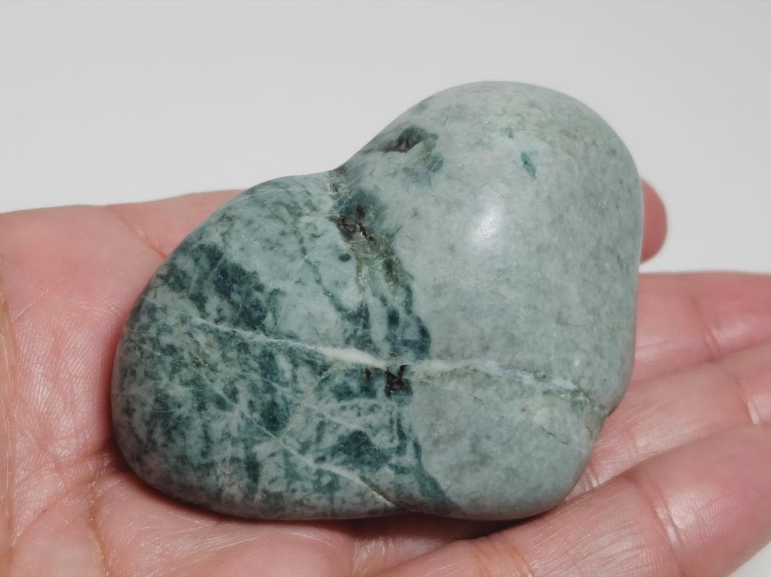 糸魚川① 翡翠 158g ヒスイ 原石 鑑賞石 自然石 誕生石 鉱物 鉱石 水石