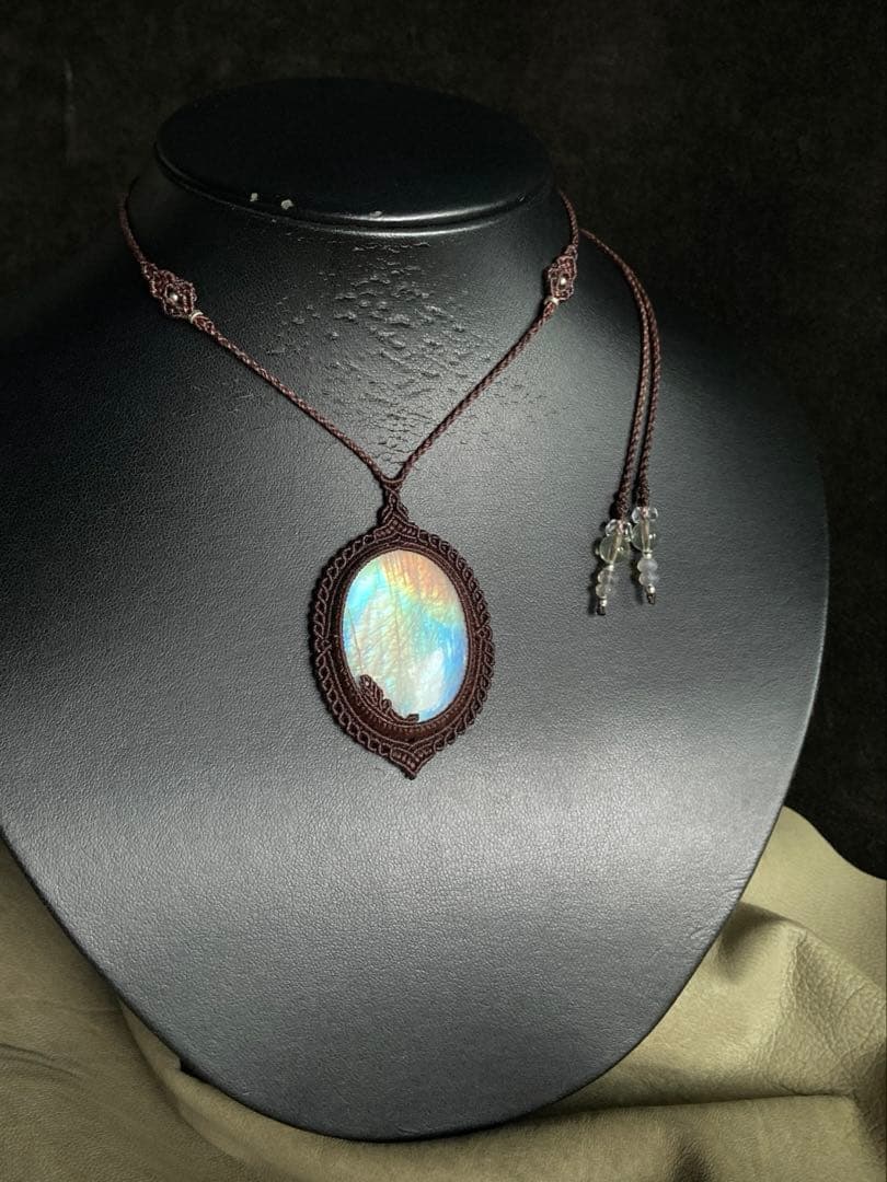 レインボームーンストーン　マクラメペンダント　ネックレス