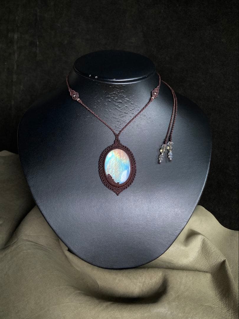 レインボームーンストーン　マクラメペンダント　ネックレス