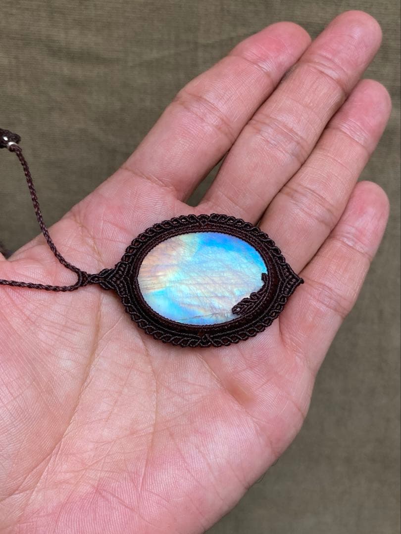 レインボームーンストーン　マクラメペンダント　ネックレス