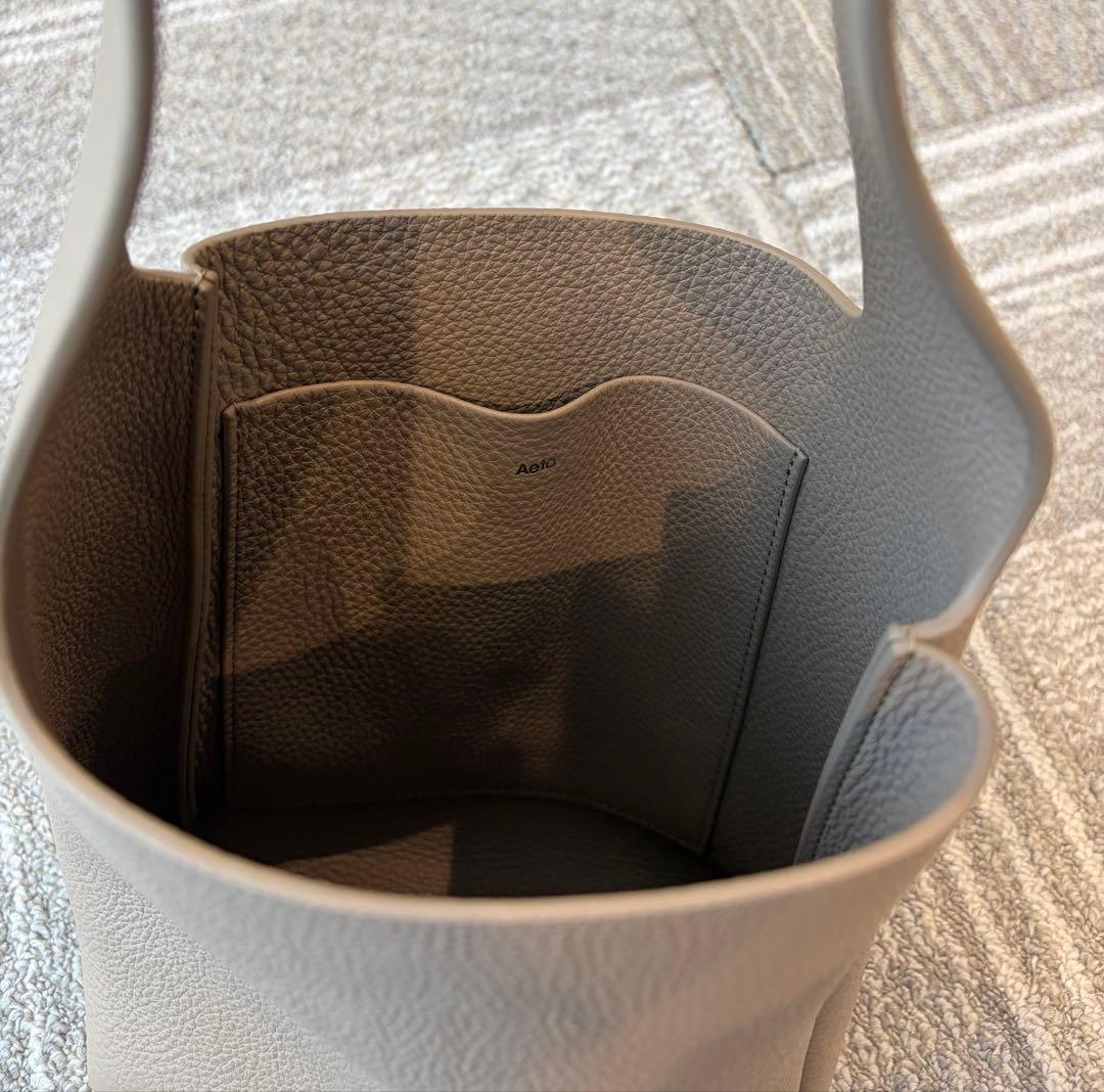 Aeta グレーベージュ レザー ショルダーバッグ