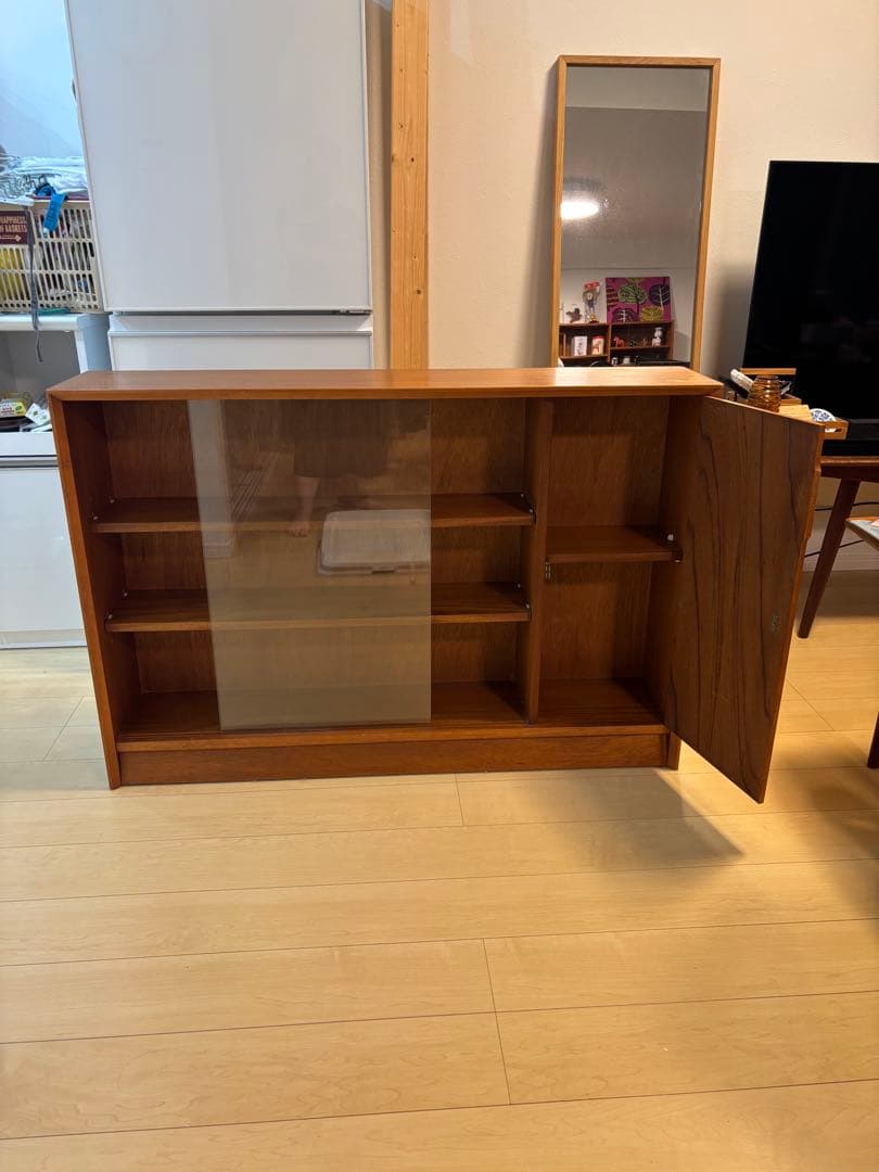 ウッド調ガラス扉キャビネット