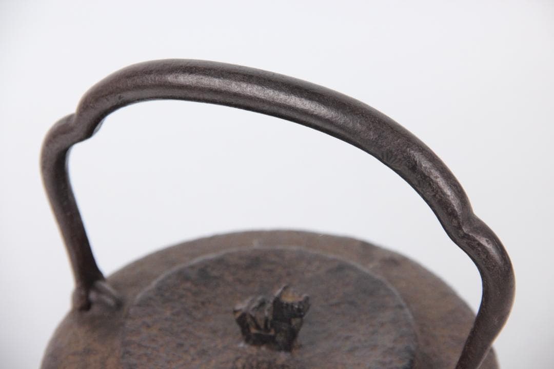 南部鉄器　金孤堂　松竹梅彫　馬摘蓋　鉄瓶　容量約1000ml　 Eo21-30