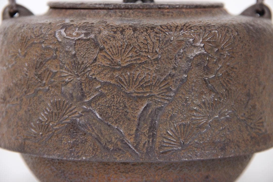 南部鉄器　金孤堂　松竹梅彫　馬摘蓋　鉄瓶　容量約1000ml　 Eo21-30