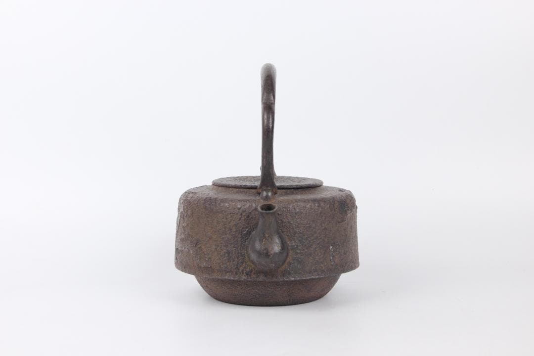 南部鉄器　金孤堂　松竹梅彫　馬摘蓋　鉄瓶　容量約1000ml　 Eo21-30