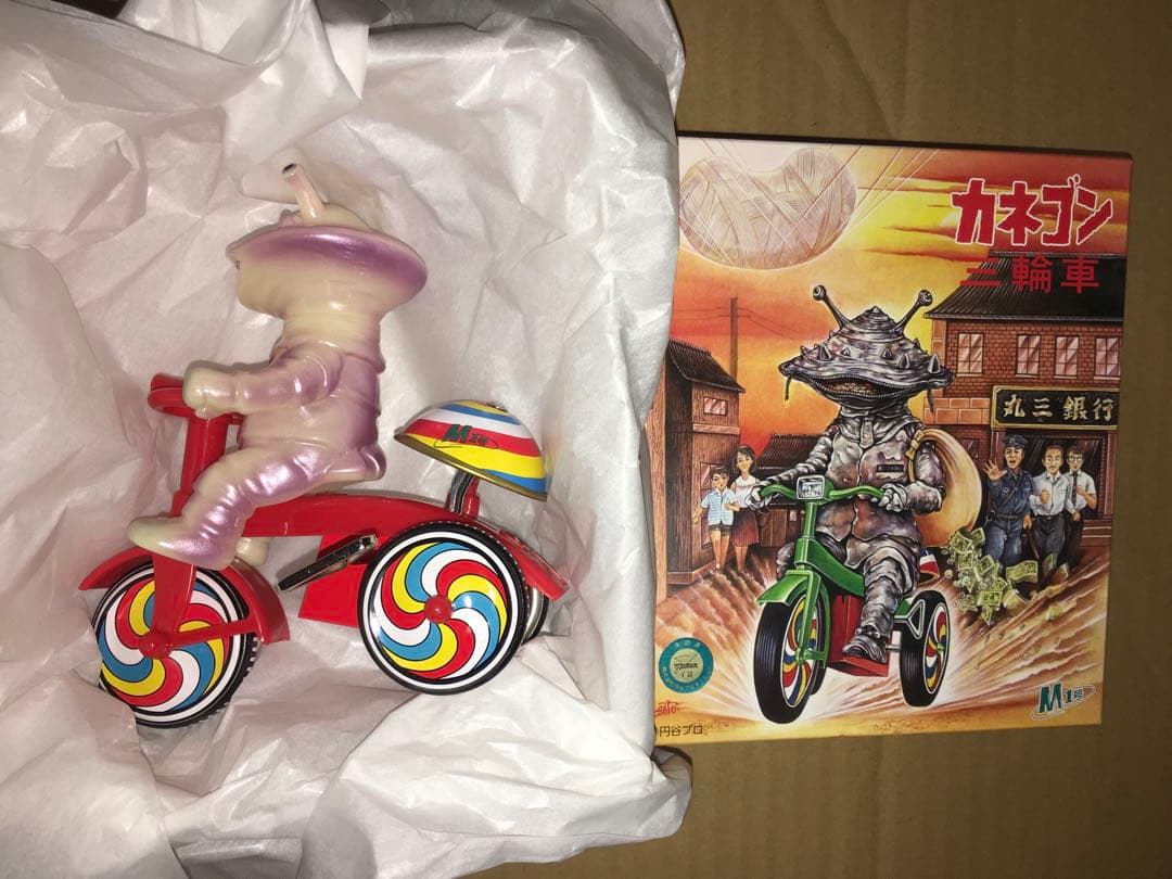 M1号 カネゴン 三輪車 蓄光パープル ツブラヤストア限定 GID ソフビ