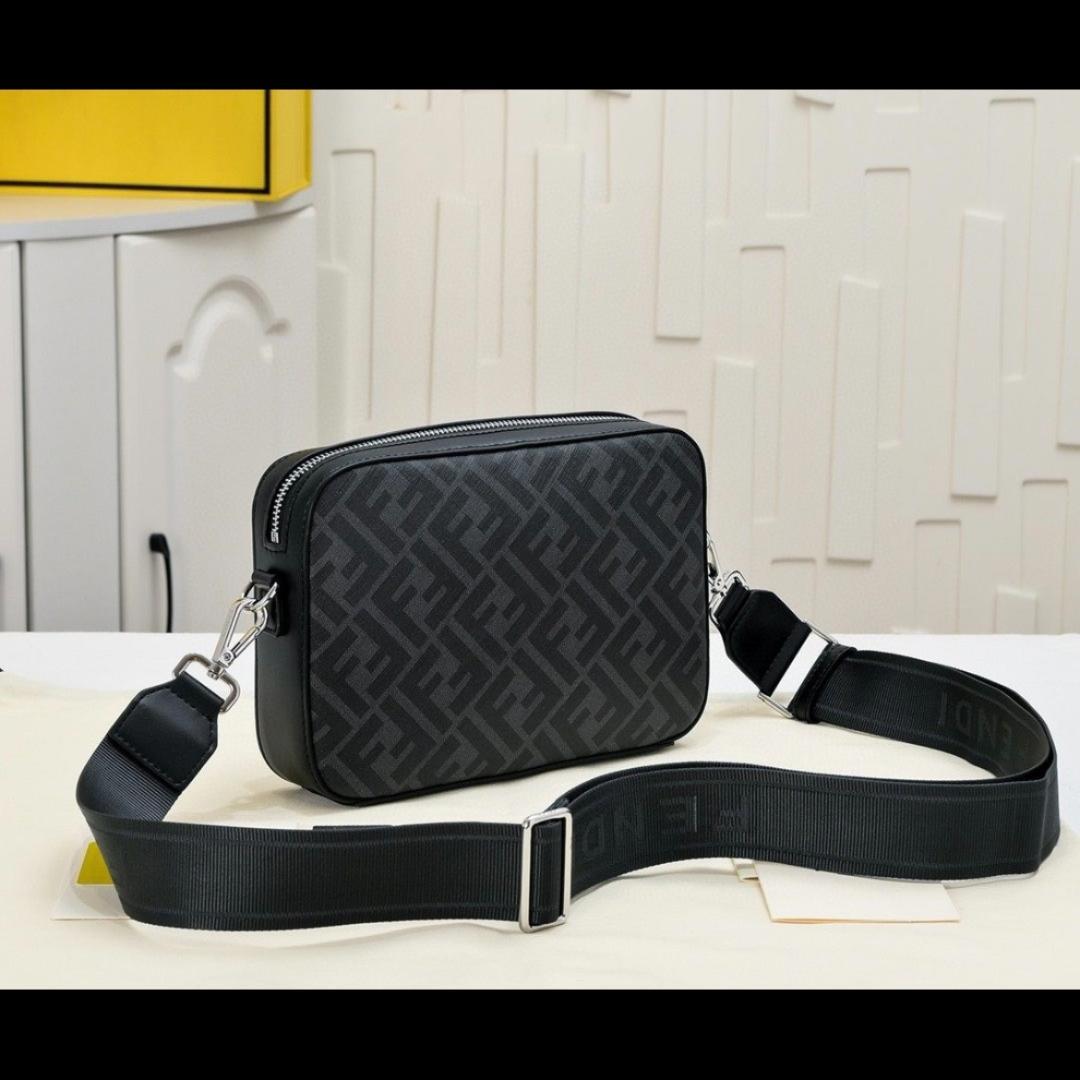 極美品Fendiショルダーバッグ ブラック イエロー