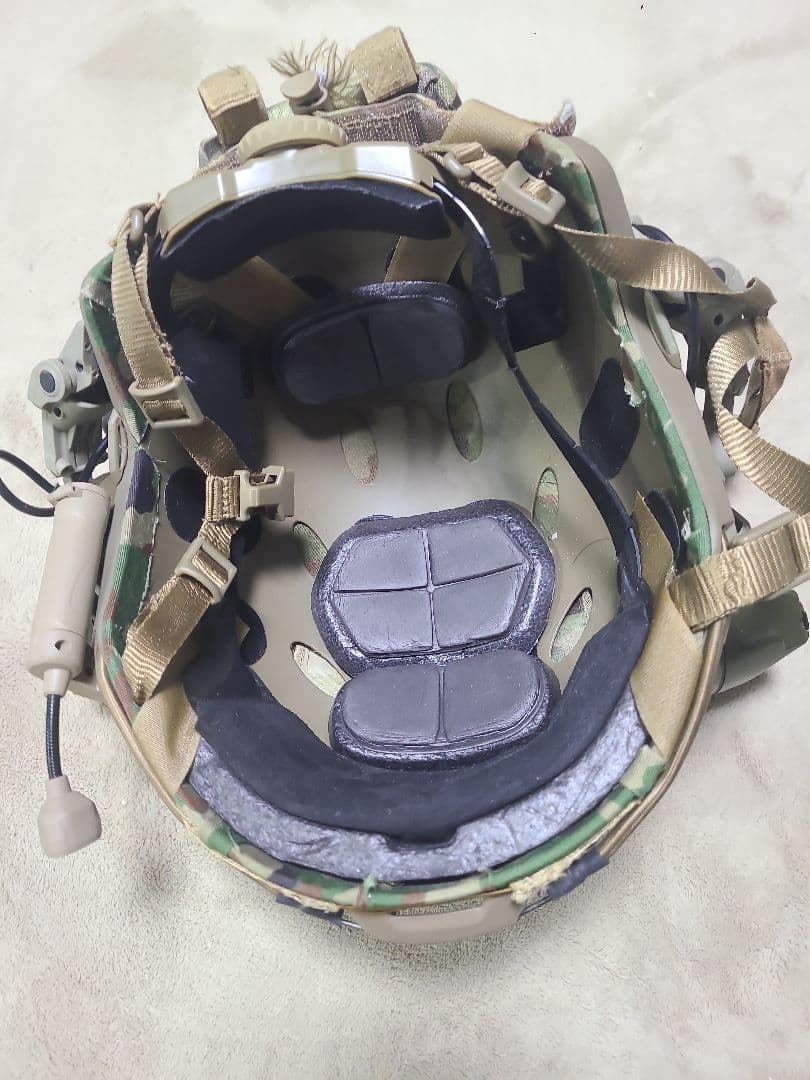 タクティカルヘルメット マルチカム ストロボ・サイドライト・ダミーイヤーマフ付き