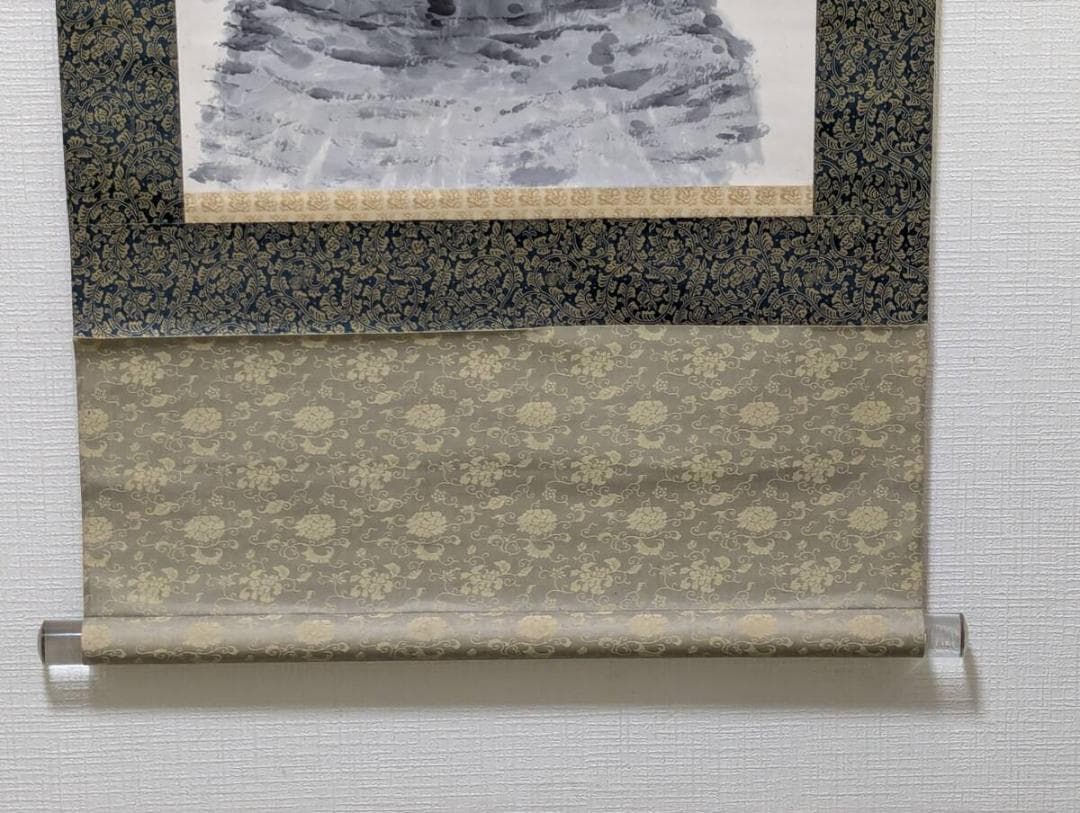 【真作】掛軸　観音菩薩図　慈悲の微笑　岩上の慈悲　静謐な祈り　共箱入　T167