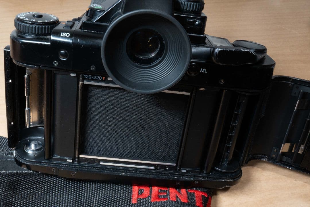 PENTAX 67Ⅱ ペンタックス 本体　ストラップ、予備電池付き