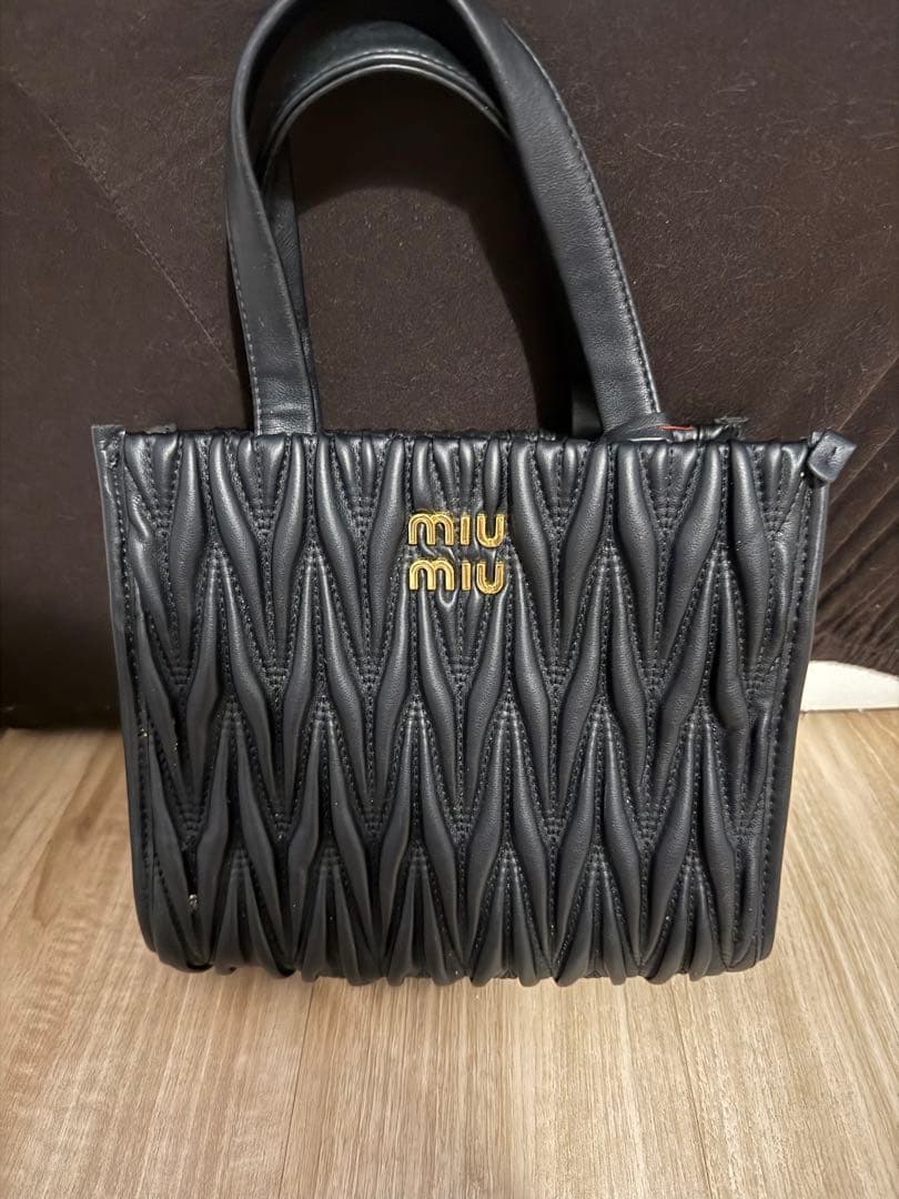 一時間だけ値下げ‼️Miu Miu 黒 プリーツデザイン ハンドバッグ&財布