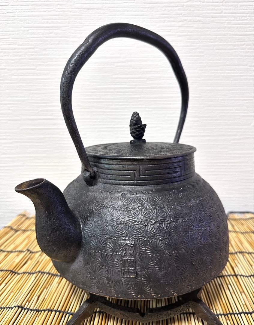 ＵＳＥＤ品 南部岩鋳四代目清末作 真作保証　２３型 松葉文様　南部鉄瓶