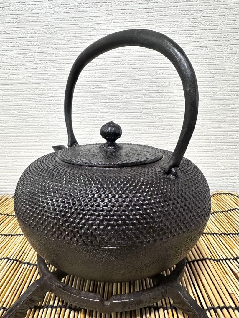 未使用品、栞、一級品合格証貼付　南部三厳堂名人東仙作　南部鉄瓶　南部鉄器　鉄瓶