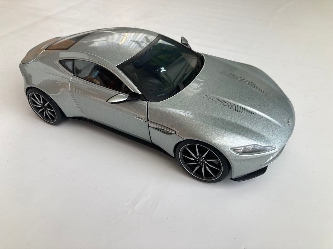 「りん」「007 スペクター」のボンドカー ホットウィール 1/18