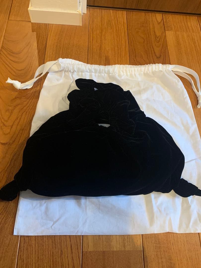 ラドロー　シャーリングハンドルバッグ M (Velvet) (ブラック/F)