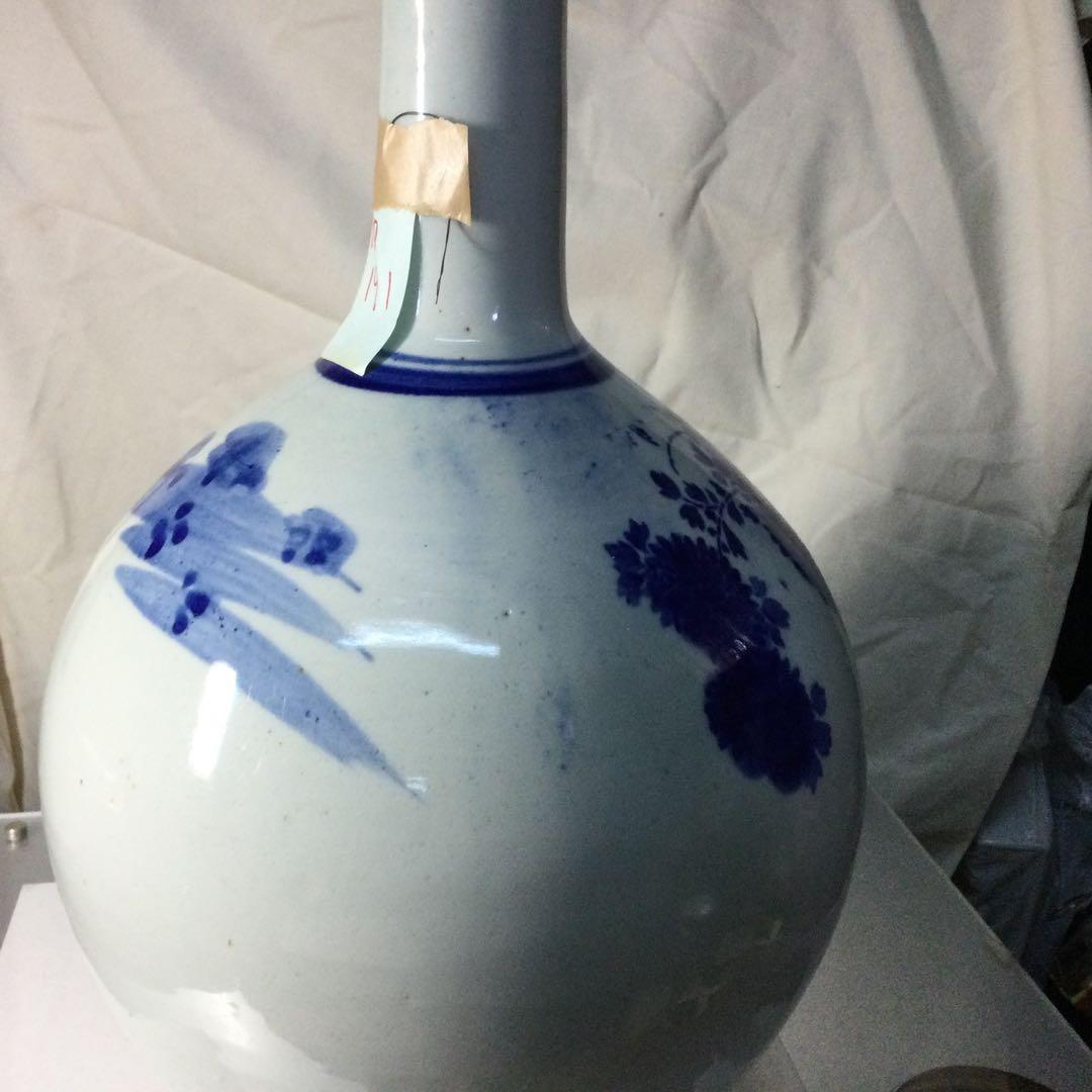 大坪飾り壺か?砥部焼きの色ですがこのような大きなものわ見た事わないふるいもので。