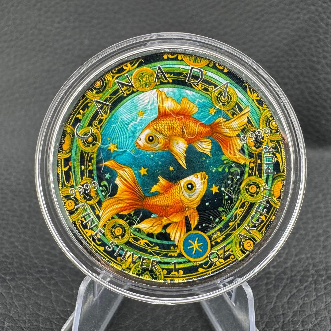 【paperbook】 メイプルリーフ 銀貨 カラー 金魚鉢で泳ぐ金魚