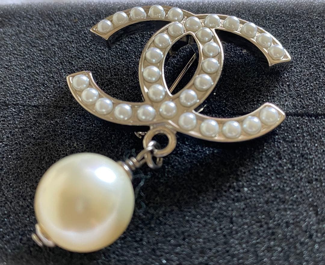 s*h様 CHANEL パール付きロゴブローチ