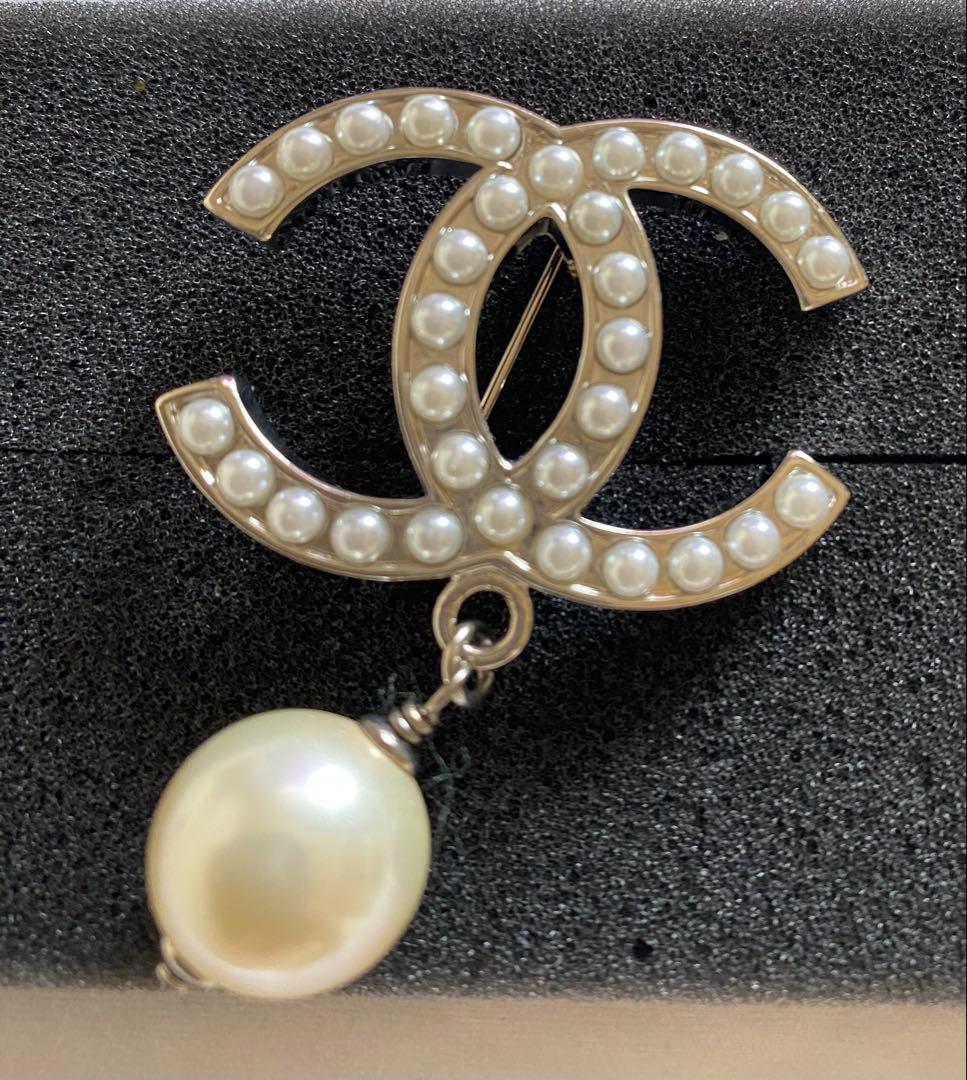 s*h様 CHANEL パール付きロゴブローチ