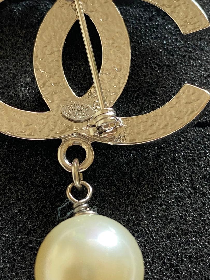 s*h様 CHANEL パール付きロゴブローチ