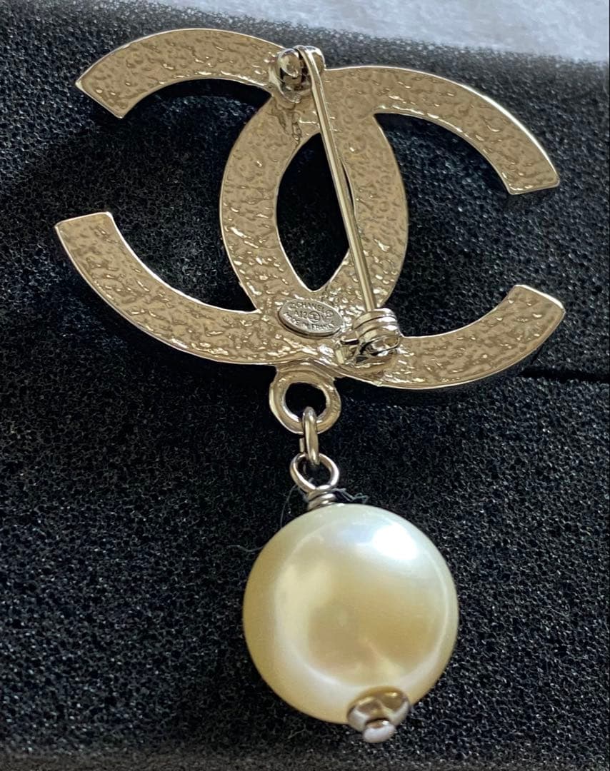 s*h様 CHANEL パール付きロゴブローチ