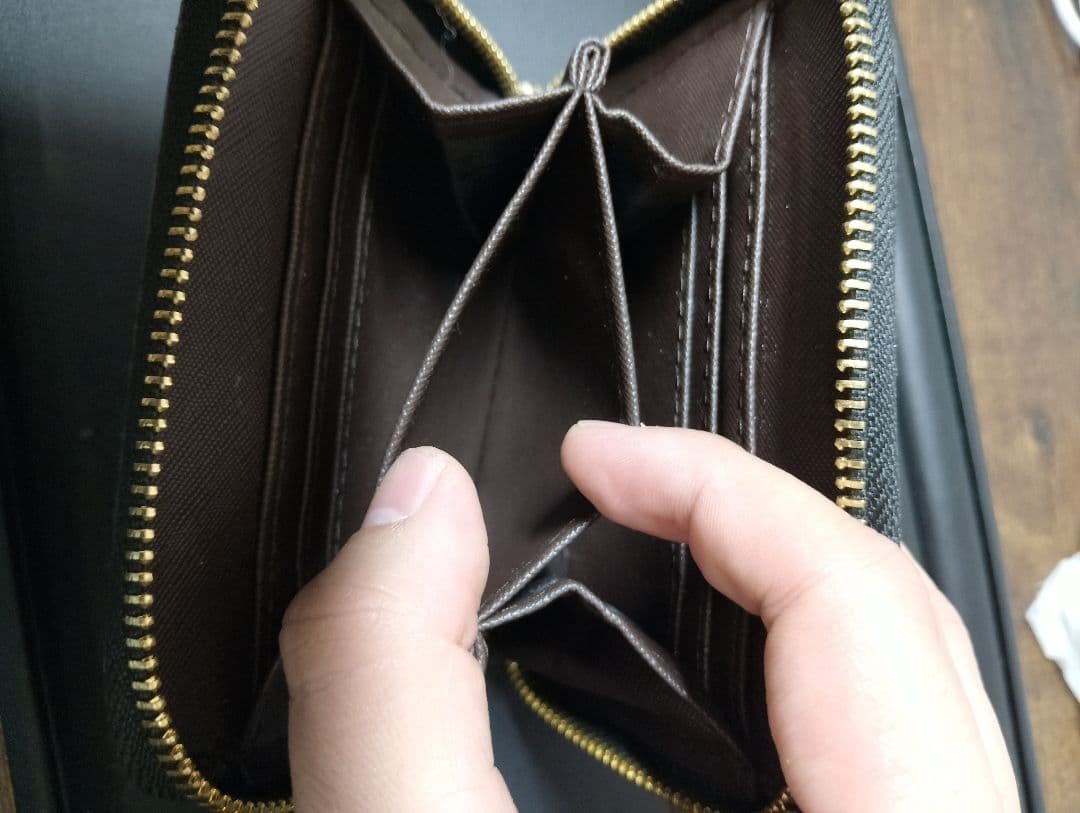 正規店PRADA ブラックナイロン 二つ折り財布