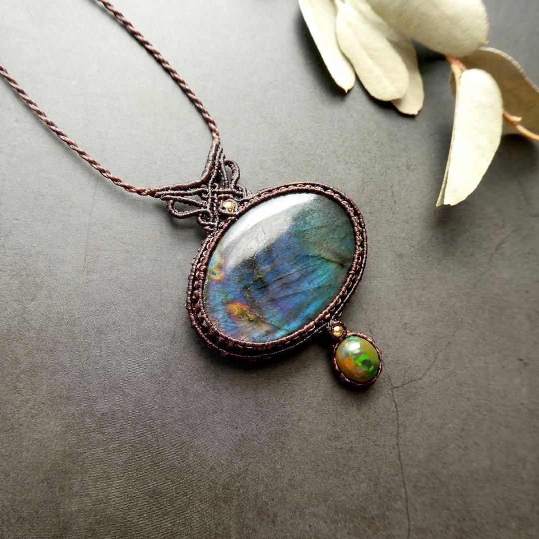 さい　レインボーラブラドライトとブラックオパールのマクラメネックレス