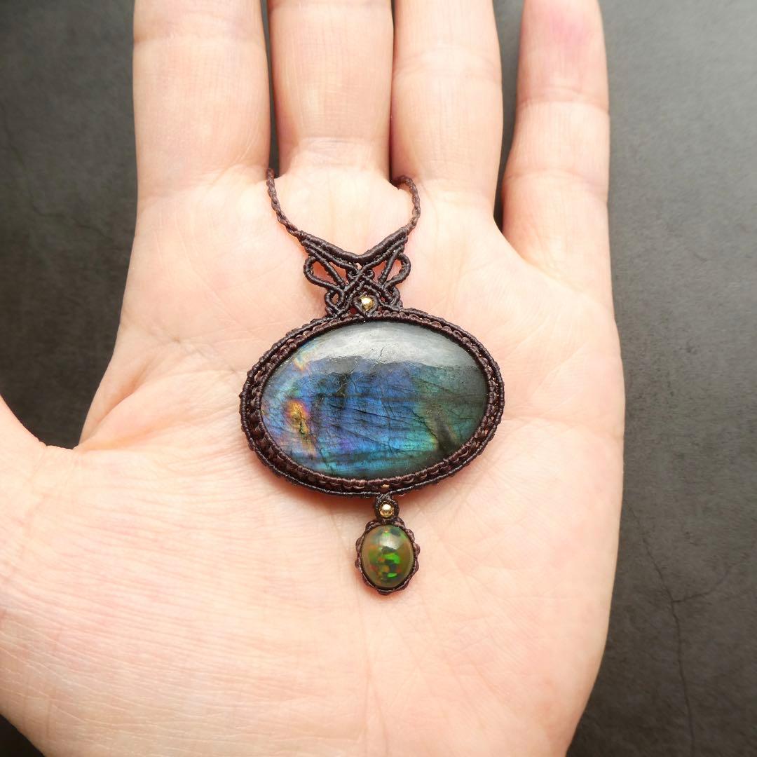 さい　レインボーラブラドライトとブラックオパールのマクラメネックレス