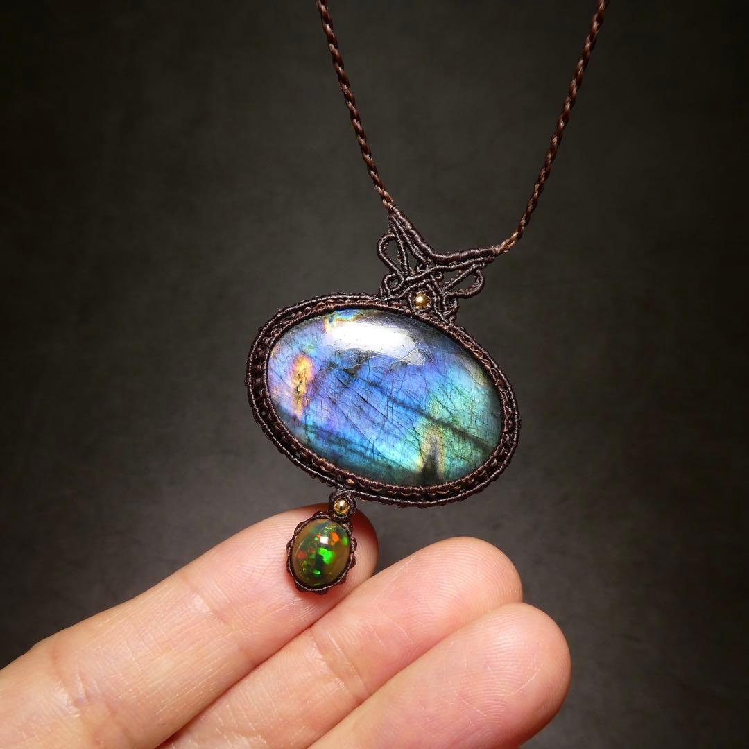 さい　レインボーラブラドライトとブラックオパールのマクラメネックレス