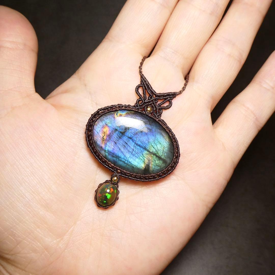 さい　レインボーラブラドライトとブラックオパールのマクラメネックレス