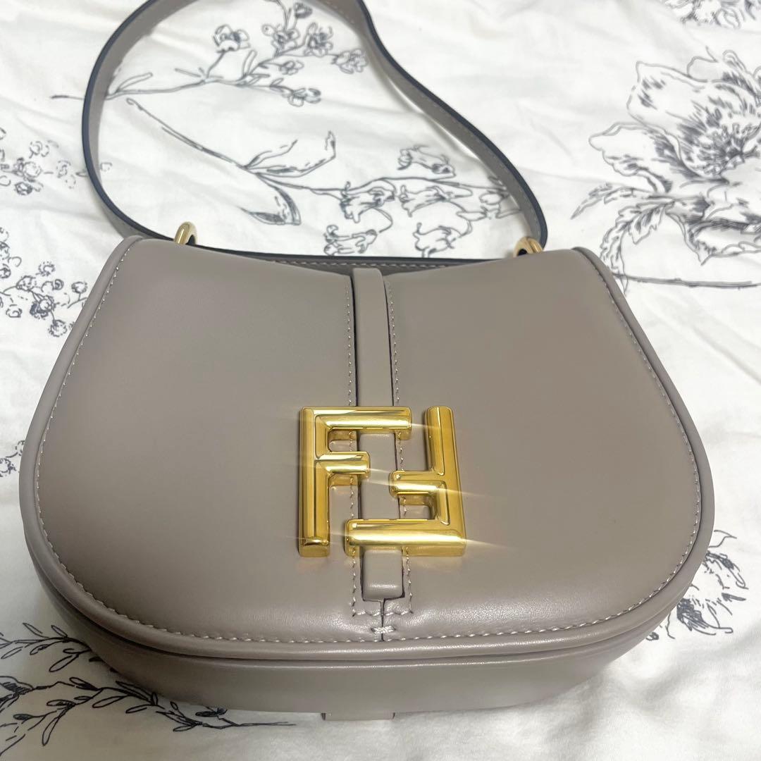 リュウリュウ 【極美品】FENDI フェンディ ショルダーバッグ グレー