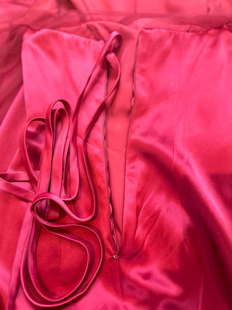 赤 サテン マーメイドラインドレス 透け感のある長袖 ビーズ付き