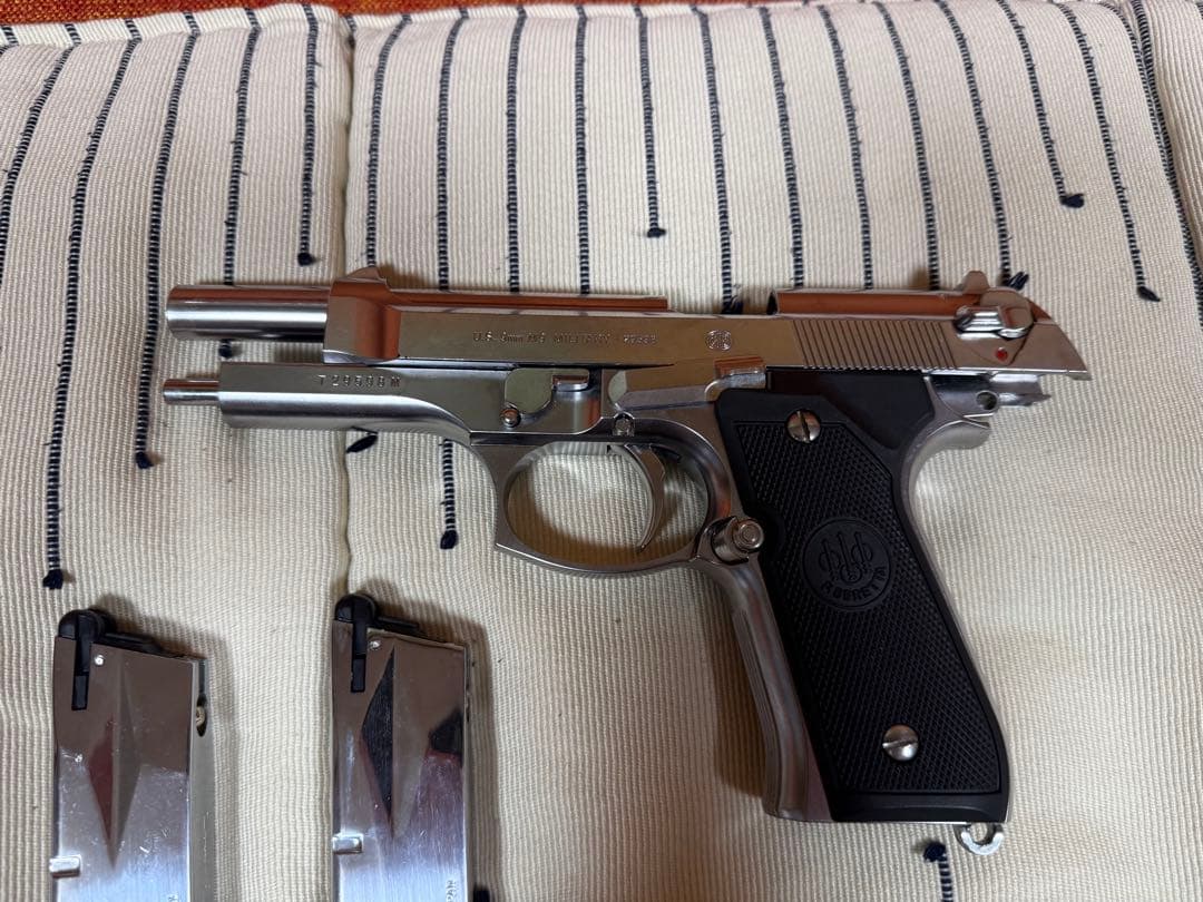 東京マルイ ベレッタm92f クロームステンレス マガジン2本付き