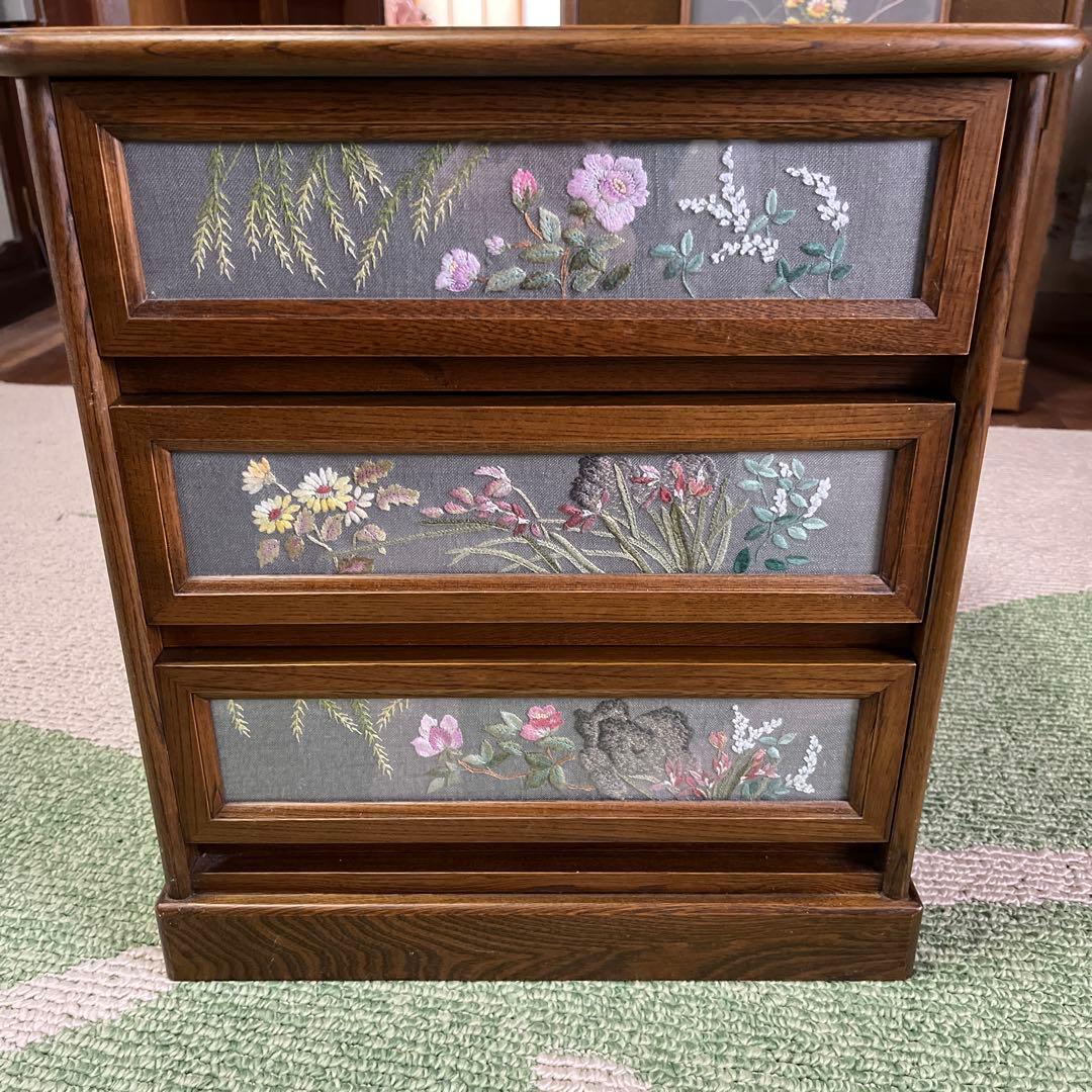 戸塚刺繍作品　木製花柄3段引き出し