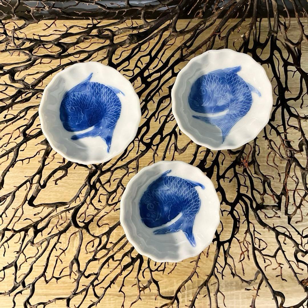 骨董　古伊万里　瀬戸　白磁　染付　波フチ　希少　陽刻　めで鯛　手塩皿　豆皿　３客