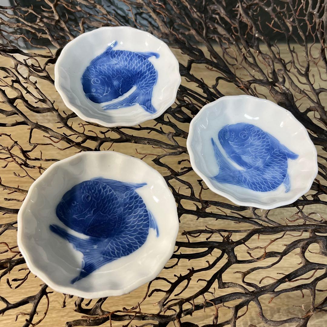 骨董　古伊万里　瀬戸　白磁　染付　波フチ　希少　陽刻　めで鯛　手塩皿　豆皿　３客