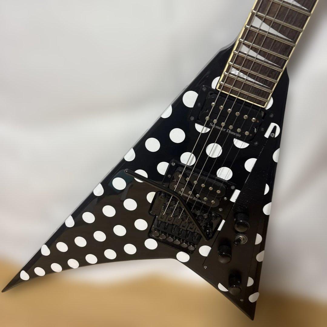 Jackson V型 エレキギター ブラック/ホワイト
