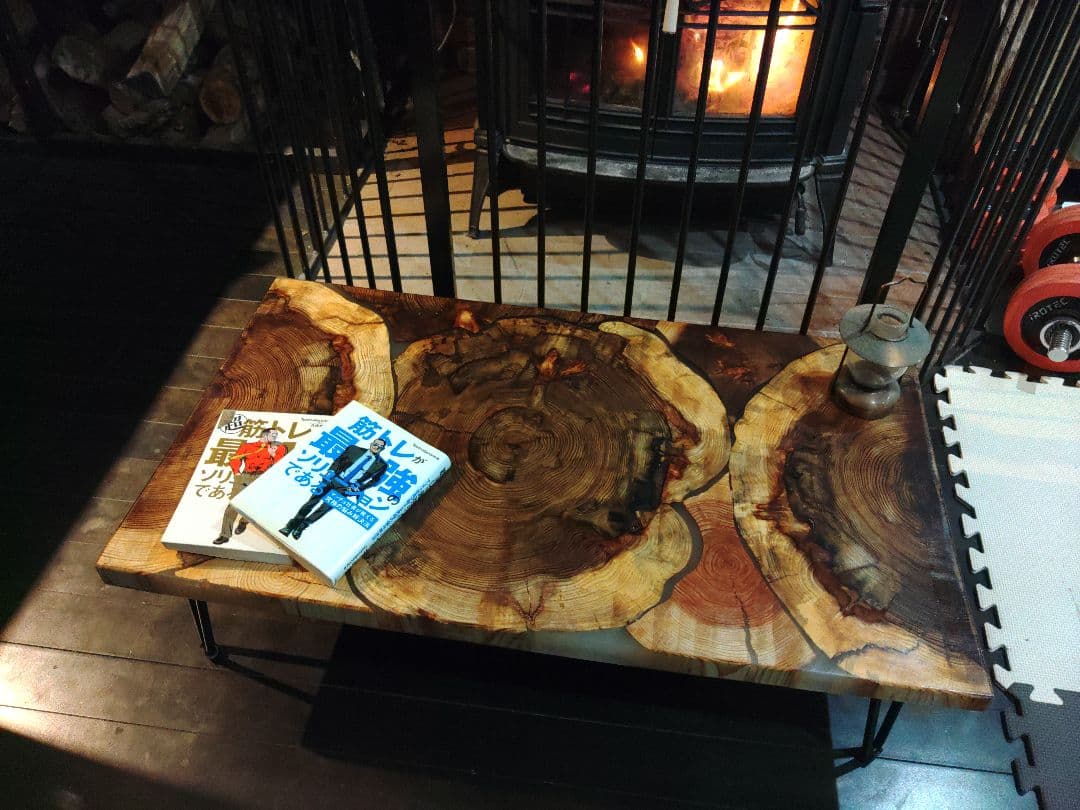 杉の輪切りのレジンテーブル　ローテーブル