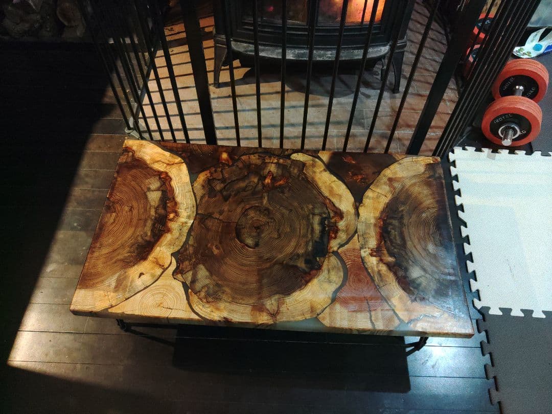 杉の輪切りのレジンテーブル　ローテーブル