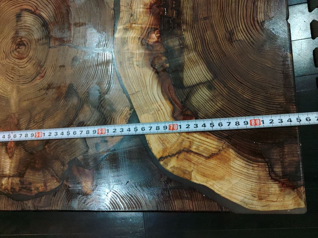 杉の輪切りのレジンテーブル　ローテーブル