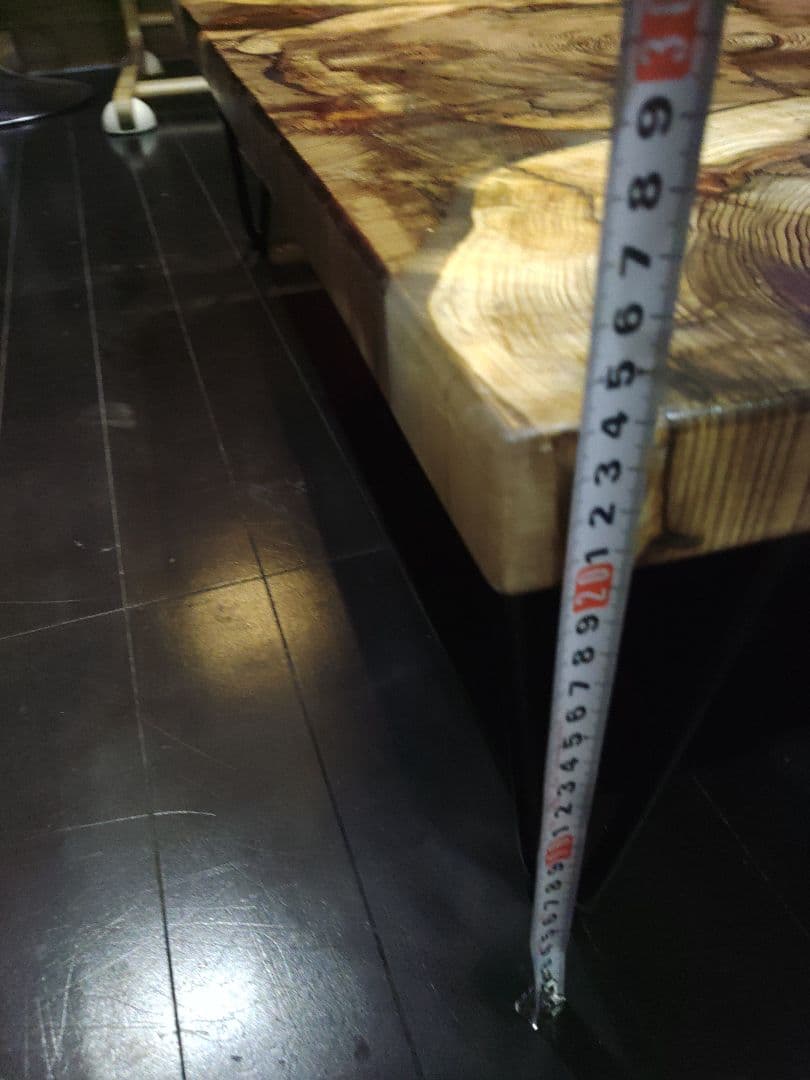 杉の輪切りのレジンテーブル　ローテーブル