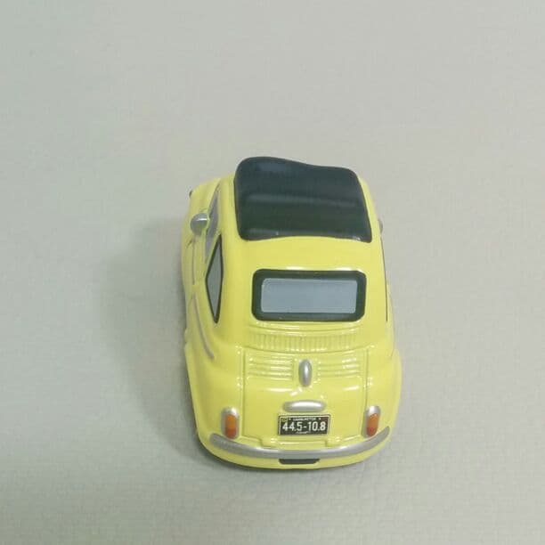 トミカ　カーズ　フィアット