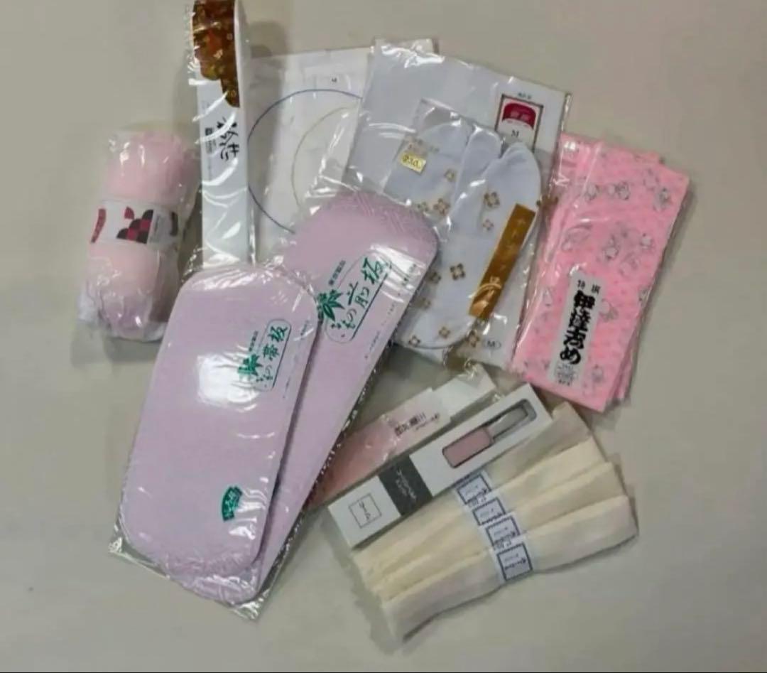 白地に黒のゴージャス薔薇の振袖フルセット