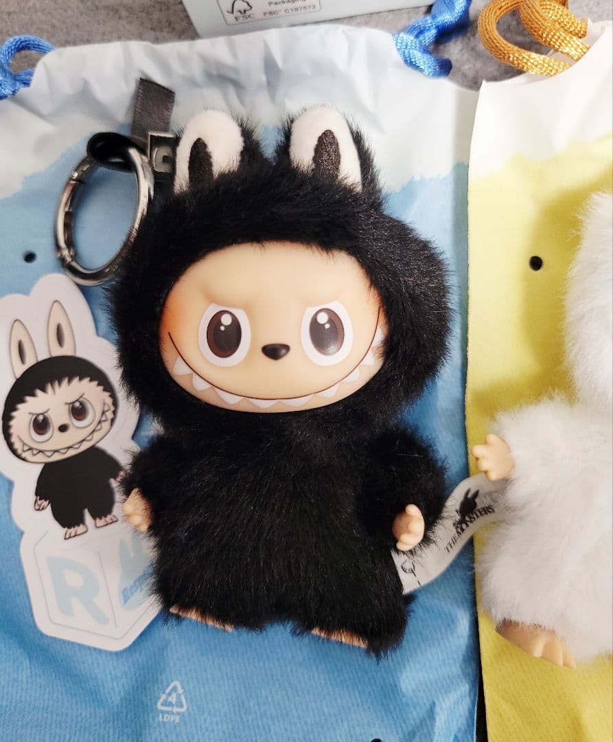 正規品　イニシャル　ラブブ　PIN FOR LOVE　H　白　R　黒　人気色