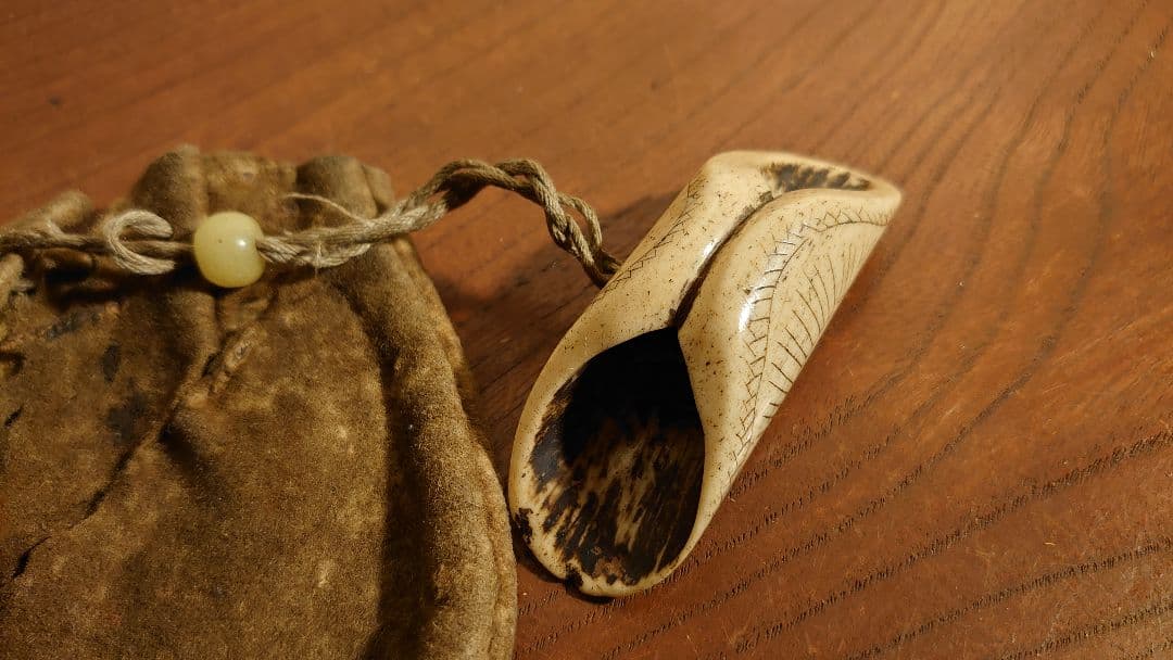 根付　時代根付　江戸硝子　江戸ガラス　提げ物　角　角細工　アンティーク根付　１客